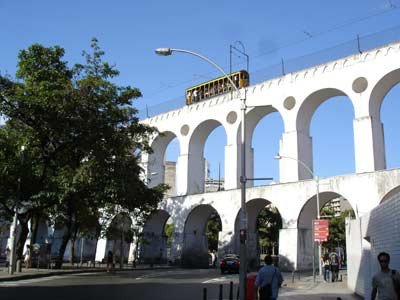 Hoy los Arcos de Lapa se utilizan como viaducto para el tranvía que lleva al morro de Santa Teresa.