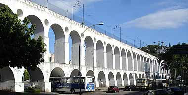 Los Arcos de Lapa o Acueducto Carioca. Obra colonial de aspecto similar a un acueducto romano.