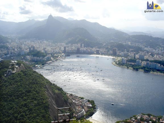 La pequeña ensenada de Botafogo, dentro de la gran bahía de Guanabara, llena de embarcaciones de recreo.