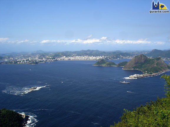 Vista desde el Pão de Açúcar de la Bahía de Guanabara, en el lugar donde se une con el Atlántico. Al fondo se ve la ciudad de Niterói.