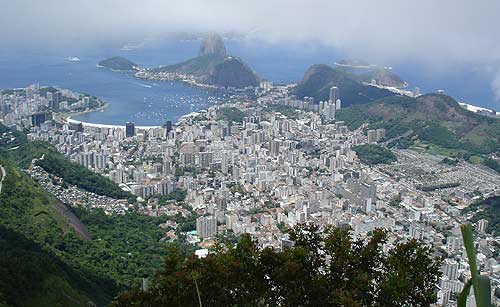 Vista parcial de la ciudad de Rio de Janeiro desde el Corcovado, con el Pão de Açúcar al fondo.