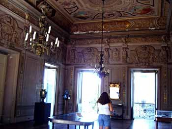 Algunas salas del museo conservan el rico decorado palaciego.