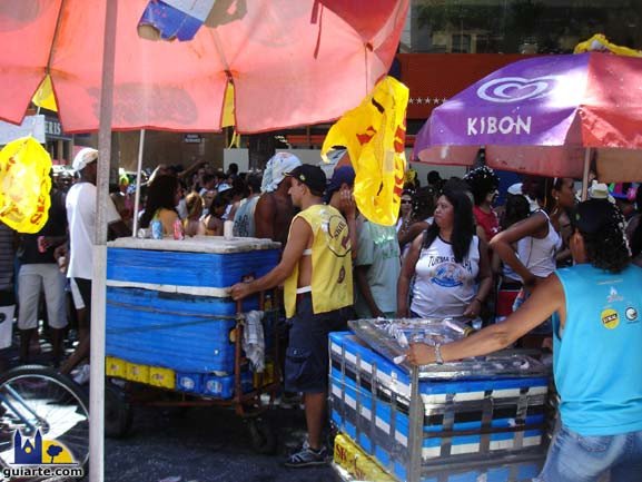 Carritos de vendedores de bebidas ambulantes durante el carnaval de Rio.