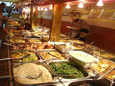 Exposición de comidas en un típico restaurante de comida a kilo.