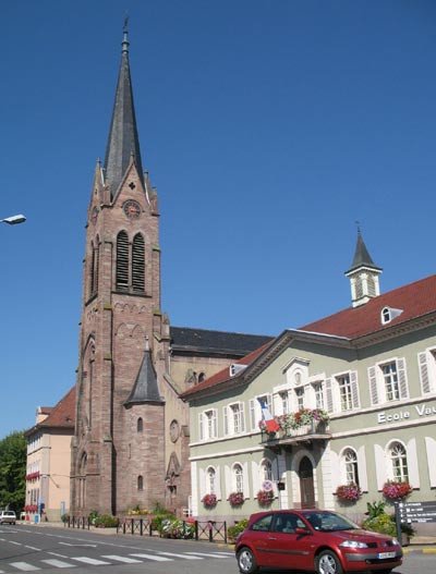 La iglesia parroquial sobresale en el conjunto urbano de Village Neuf. Guiarte Copyright