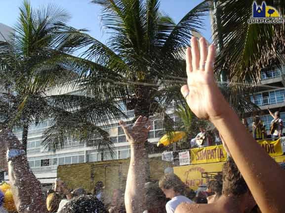 Agitación en un Bloco (Simpatía é Quase Amor) en Carnaval de Río de Janeiro, donde se deben extremar las precauciones.