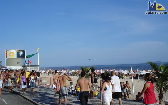 Playa de Ipanema, en las inmediaciones del puesto 9, con mucha afluencia de jóvenes.