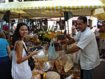 Puesto de dulces en un mercado ambulante en el barrio de Ipanema. No siempre podemos pagar con tarjeta.