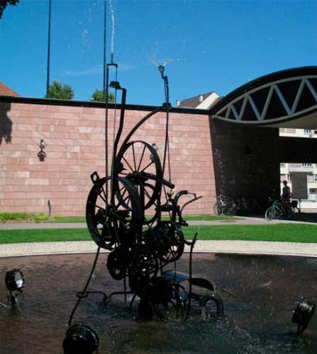 Una de las esculturas de hierro de Tinguely, ante su museo, en Basilea, obra del suizo Mario Botta. Guiarte.com/Tomás Alvarez. Copyright