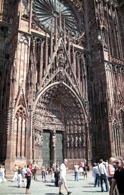 Puerta central de la fachada de la catedral de Estrasburgo, la capital alsaciana.
