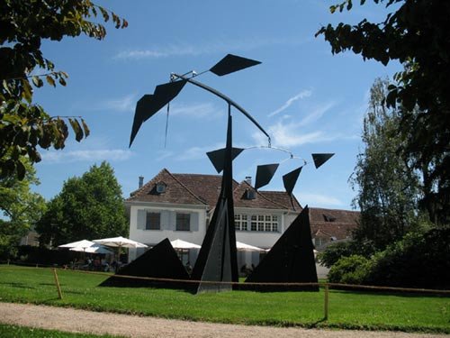 Estatua móvil de Calder, en los jardines de la Fundación Beyeler. Foto Guiarte Copyright.