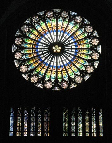 Rosetón y vitrales de la fachada de la catedral de Estrasburgo.