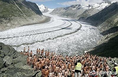 Tunick y Greenpeace desnudan a centenares de personas en el Glaciar de Aletsch en los Alpes suizos para denunciar los impactos del cambio climático.