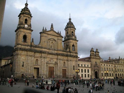 Fachada de la catedral de Bogotá. Imagen de guiarte.com.