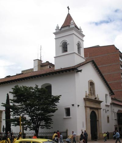 La blanca silueta de la iglesia de la Veracruz. Imagen de guiarte.com.