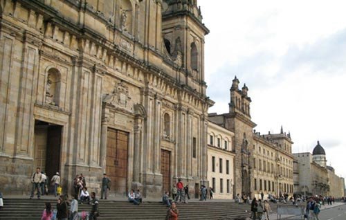 Los dos edificios más antiguos de la plaza son la catedral y la capilla del Sagrario, ubicados uno muy cerca del otro, como se puede observar. Ambos de la época colonial. Imagen de guiarte.com.