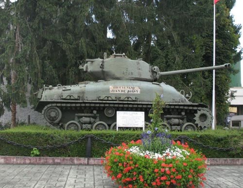 Un carro de combate recuerda tiempos de guerra en una esquina de la bella localidad de Rosenau. Foto Guiarte Copyright.