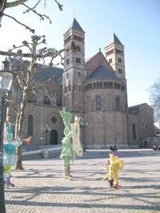 Imagen de la iglesia de San Servacio, desde la plaza Vrijthof. Guiarte Copyright