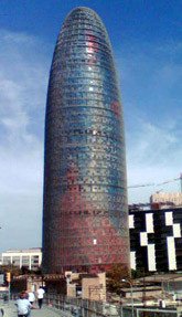 En medio de un barrio de aire industrial y proletario se alza la inmensa Torre AGBAR. Guiarte Copyright