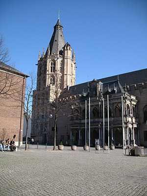 Imagen del viejo ayuntamiento, que conjuga arte renacentista y gótico. Guiarte.com. Copyright.