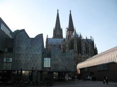 Al lado de las formas góticas de la catedral, las líneas modernas del museo Ludwig. Guiarte.com. Copyright.