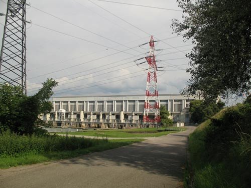 Imagen de la central elétrica de Kembs, la primera que tiene el Rin en el Canal de Alsacia.