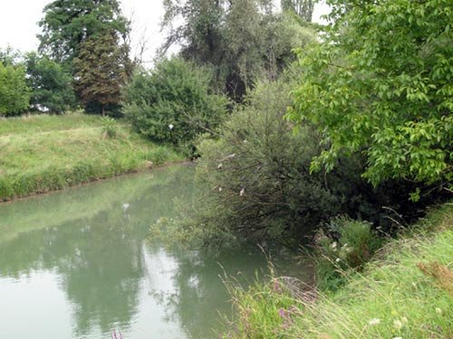 El apacible canal, a la altura de Village Neuf.