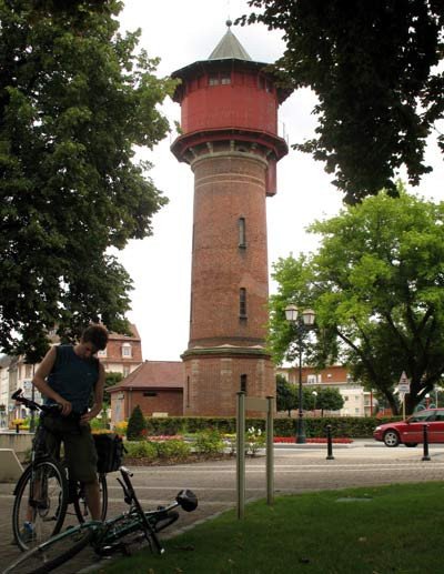 La Torre del Agua, junto al ayuntamiento de Huningue. Guiarte Copyright