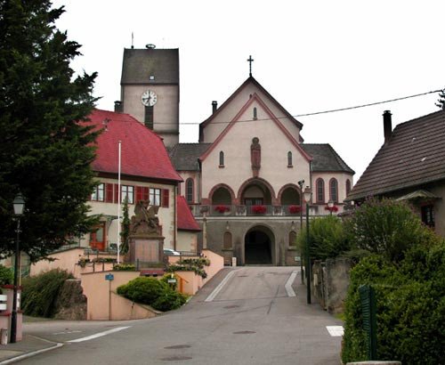 El templo parroquial conserva su torre de época gótica y se halla en una parte elevada de la población. Guiarte Copyright