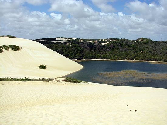 Vista parcial de la laguna de Genipabu con algunas de sus dunas cercanas.