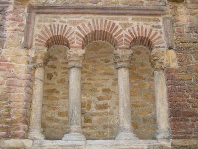 Detalle de la iglesia de San Tirso, junto a la catedral de Oviedo. Imagen de guiarte.com
