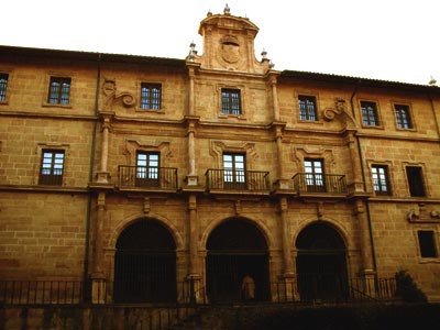 La magnífica fachada barroca del monasterio de San Pelayo. Imagen de guiarte.com