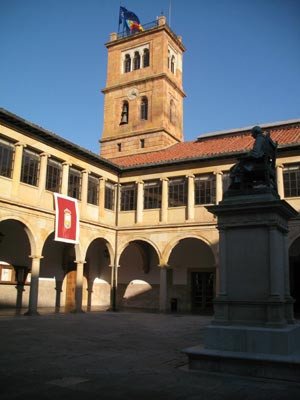 Imagen desde el patio de la Universidad de Oviedo, con la estatua de Valdés, impulsor de la misma, en primer término. Imagen de guiarte.com
