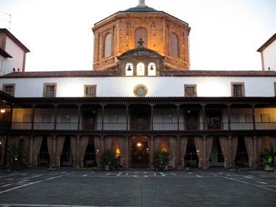 Patio de la Reina, con la estructura de la Capilla diseñada por Ventura Rodríguez, al fondo. Imagen de guiarte.com