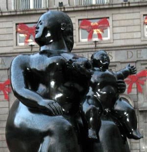 Una maternidad de Botero, en una zona céntrica de la ciudad de Oviedo. Imagen de guiarte.com