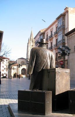 Un conjunto escultórico de Úrculo, en la Plaza Porlier. Imagen de guiarte.com