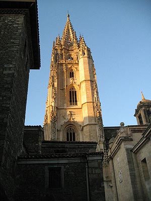 La flecha catedralicia, desde el entorno del templo de San Tirso. Imagen de guiarte.com