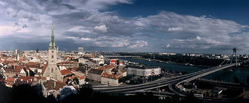 Imagen desde el Castillo, con la catedral, en primer lugar. A la izquierda, el Puente Nuevo, con su mirador. Imagen: www.bratislava.sk