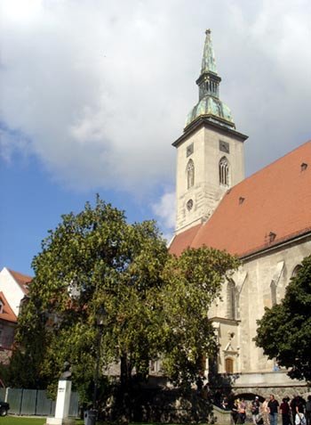 Exterior de la catedral de Bratislava. Guiarte.com Copyright