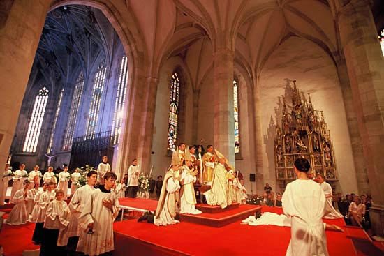 Celebración festiva en el interior de la Catedral. Imagen de www.bratislava.sk