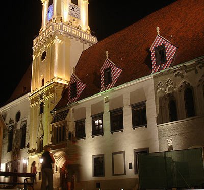 Imagen nocturna de la fachada del ayuntamiento. Guiarte.com