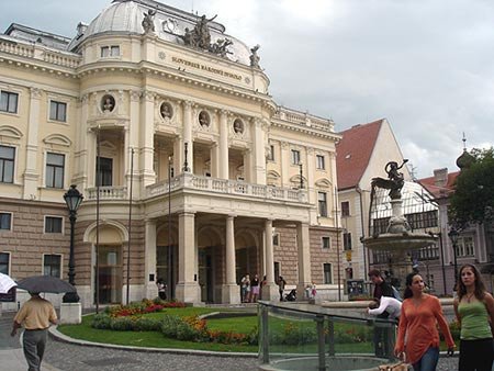 Portada del Teatro Nacional Eslovaco. Imagen de Guiarte.com Copyright