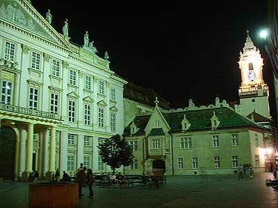 Imagen nocturna de la Plaza del Primado, con el Palacio y las dependencias y torre del Antiguo Ayuntamiento. Guiarte.com