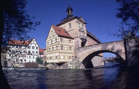 El viejo Ayuntamiento, en medio del río. Imagen Weiss, S. UNESCO