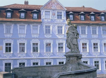 Santa Cunegunda, vinculada a la historia medieval de Bamberg, al fondo fachada palaciega barroca. GNTB. Tim Krieger