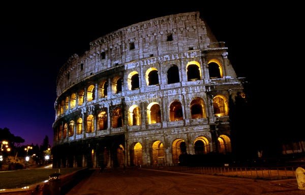 Imagen nocturna del Coliseo de Roma. Oficina de Turismo. Comune di Roma.