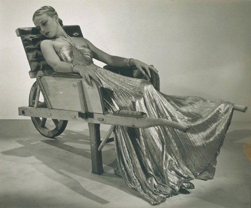 Man Ray. Modelo reclinada sobre la Carretilla (Brouette) de Óscar Domínguez, 1937. Victoria and Albert Museum, Londres.