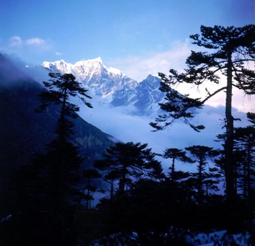Parque Nacional de Sagarmatha, en Nepal, magnífica zona de montañas donde están varias de las cumbres mas altas del Himalaya. Es patrimonio Mundial de la UNESCO, desde 1979. Vicas, George A. UNESCO