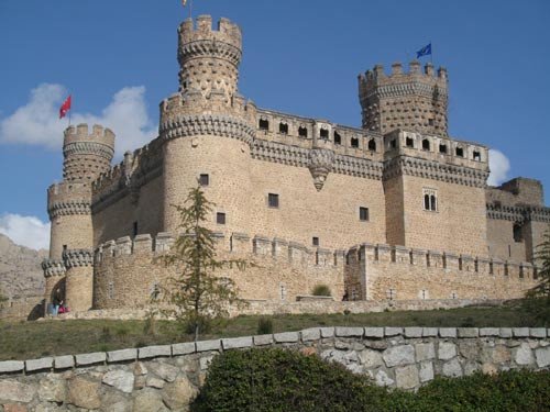 La magnífica fortaleza-palacio de los Marqueses de Santillana, domina Manzanares. Guiarte.com Copyright