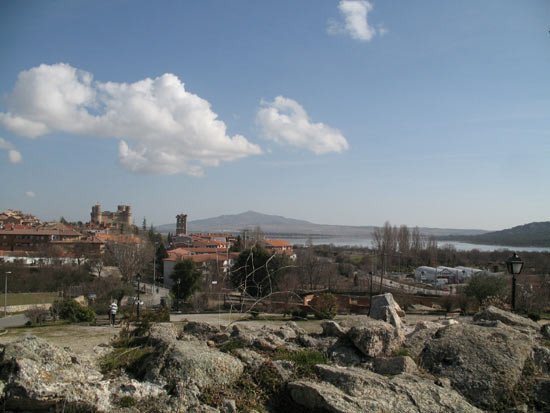 La silueta del casco urbano, desde el Viejo Castillo, con el mar del embalse de Santillana, al fondo. Guiarte.com Copyright